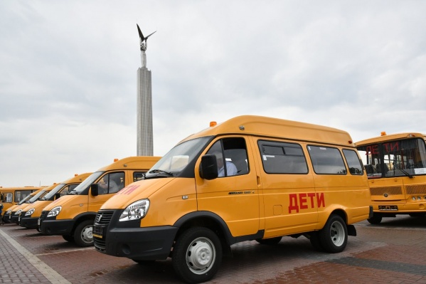 Автобусы пригнали на площадь Славы в Самаре, чтобы вручить ключи от них в торжественной обстановке Автобусы пригнали на площадь Славы в Самаре, чтобы вручить ключи от них в торжественной обстановке