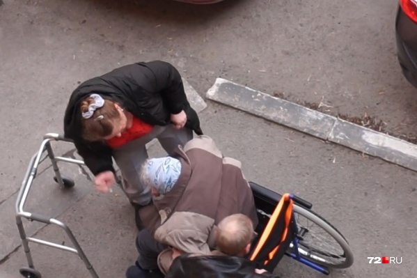 В ситуации с избиением пожилой женщины продолжают разбираться следователи В ситуации с избиением пожилой женщины продолжают разбираться следователи 