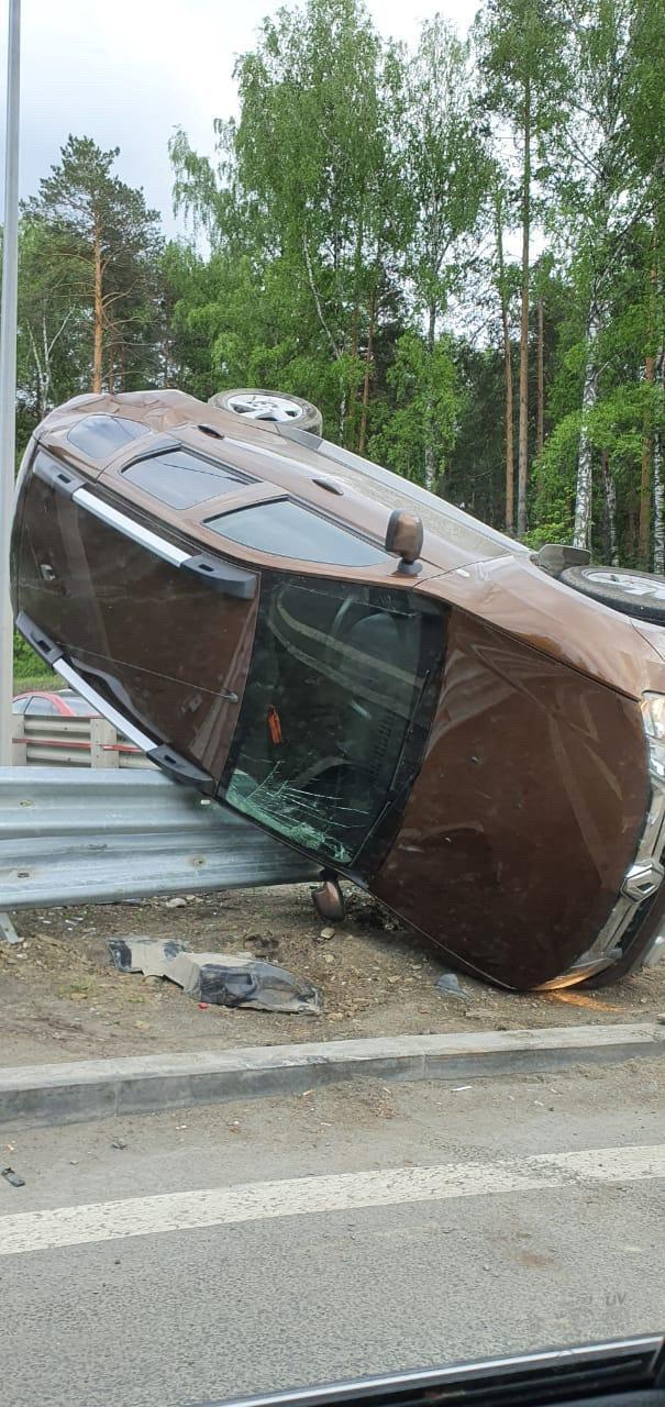 На дублере Сибирского тракта Renault влетел в отбойник и встал на переднее колесо