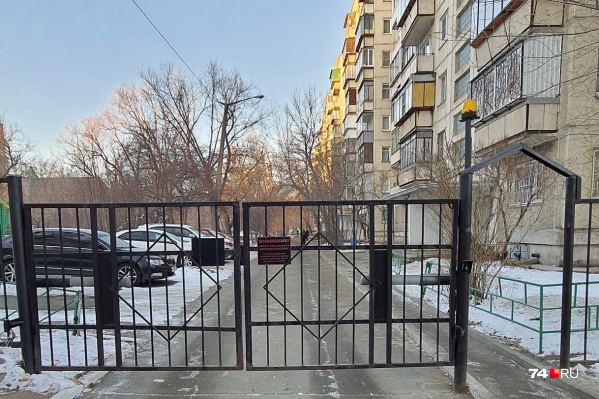 Двор на Калинина, 13 огорожен забором, но это не помешало эвакуаторщикам Двор на Калинина, 13 огорожен забором, но это не помешало эвакуаторщикам