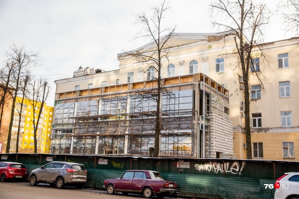 Современного стиля пристройка вызвала ужас у градозащитников Современного стиля пристройка вызвала ужас у градозащитников