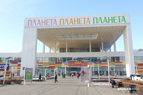 Оживленная парковка у ТРЦ сегодня только у гипермаркета «О'кей» и «Леруа Мерлен» Оживленная парковка у ТРЦ сегодня только у гипермаркета «О'кей» и «Леруа Мерлен»