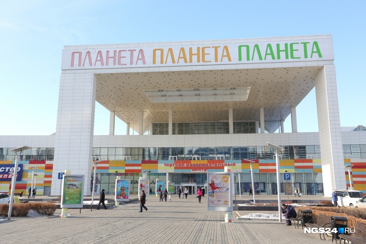 Оживленная парковка у ТРЦ сегодня только у гипермаркета «О'кей» и «Леруа Мерлен» Оживленная парковка у ТРЦ сегодня только у гипермаркета «О'кей» и «Леруа Мерлен»
