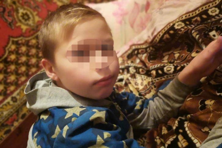 Саша вместе с друзьями пошли взрывать петарды. Одна из них то ли взорвалась в руках у мальчика, то ли отскочила от дерева Саша вместе с друзьями пошли взрывать петарды. Одна из них то ли взорвалась в руках у мальчика, то ли отскочила от дерева