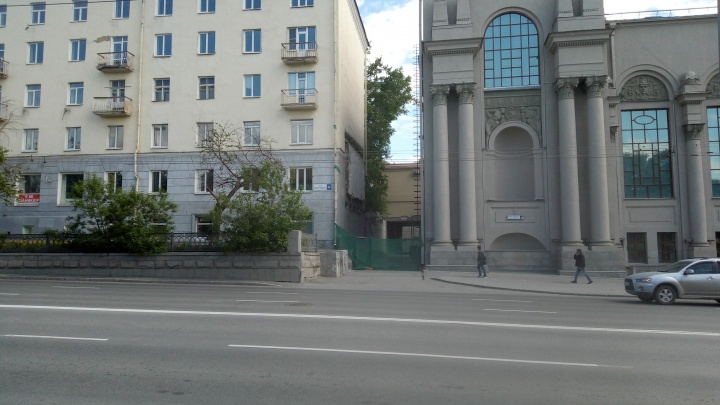 В Екатеринбурге разобрали переход между филармонией и домом, который снесут ради нового зала