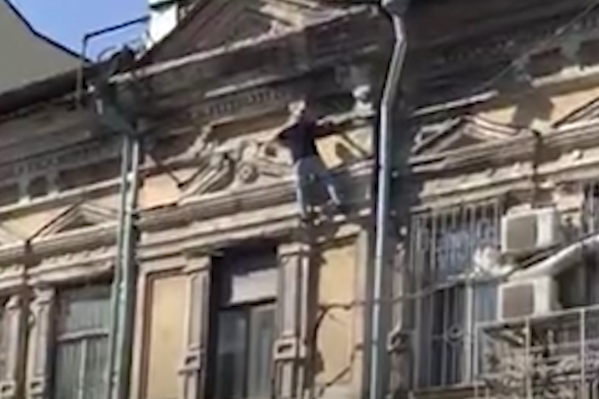 Это произошло примерно в 14:00 Это произошло примерно в 14:00