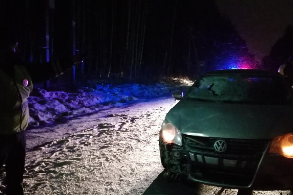 У Volkswagen вмятины на лобовом стекле и бампере У Volkswagen вмятины на лобовом стекле и бампере