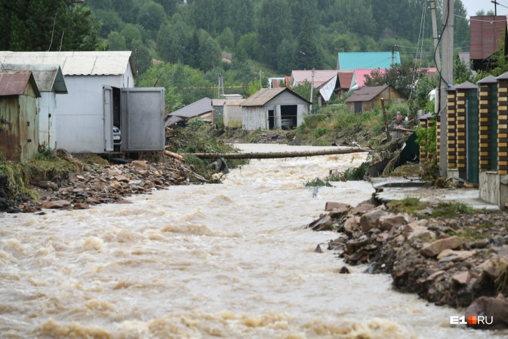 Вода затопила 63 частных дома, разрушила ещё 2 и уничтожила мост Вода затопила 63 частных дома, разрушила ещё 2 и уничтожила мост