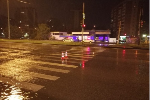 Подростки двигались по пешеходному переходу и на зеленый свет Подростки двигались по пешеходному переходу и на зеленый свет