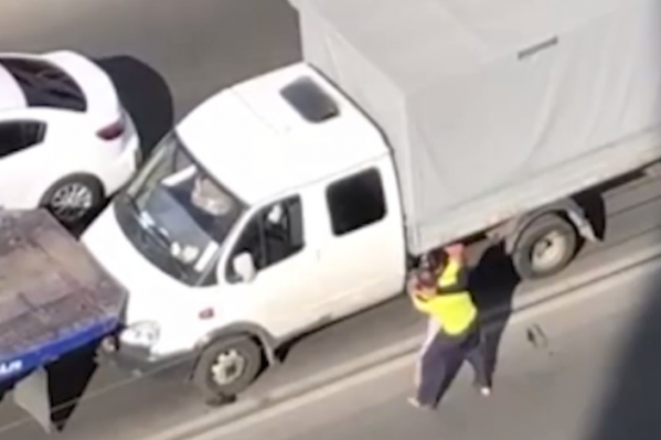 В какой-то момент соперники вооружились неизвестными продолговатыми предметами, и битва продолжилась уже на них В какой-то момент соперники вооружились неизвестными продолговатыми предметами, и битва продолжилась уже на них
