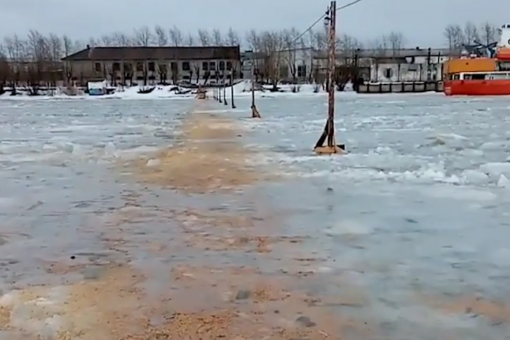 На переправе оказалось много воды, из-за чего пришлось просыпать её опилками На переправе оказалось много воды, из-за чего пришлось просыпать её опилками