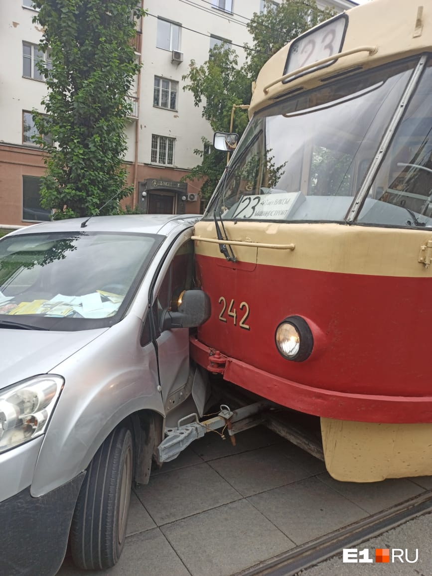 На Гагарина трамвай врезался в Peugeot. На месте образовалась пробка