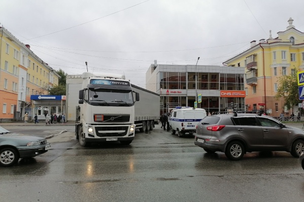 Мальчик попал под фуру, когда переходил дорогу и катил рядом с собой велосипед Мальчик попал под фуру, когда переходил дорогу и катил рядом с собой велосипед