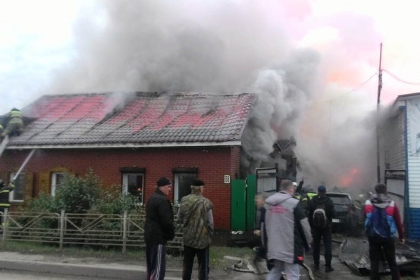 Пламя виднеется прямо под шифером Пламя виднеется прямо под шифером