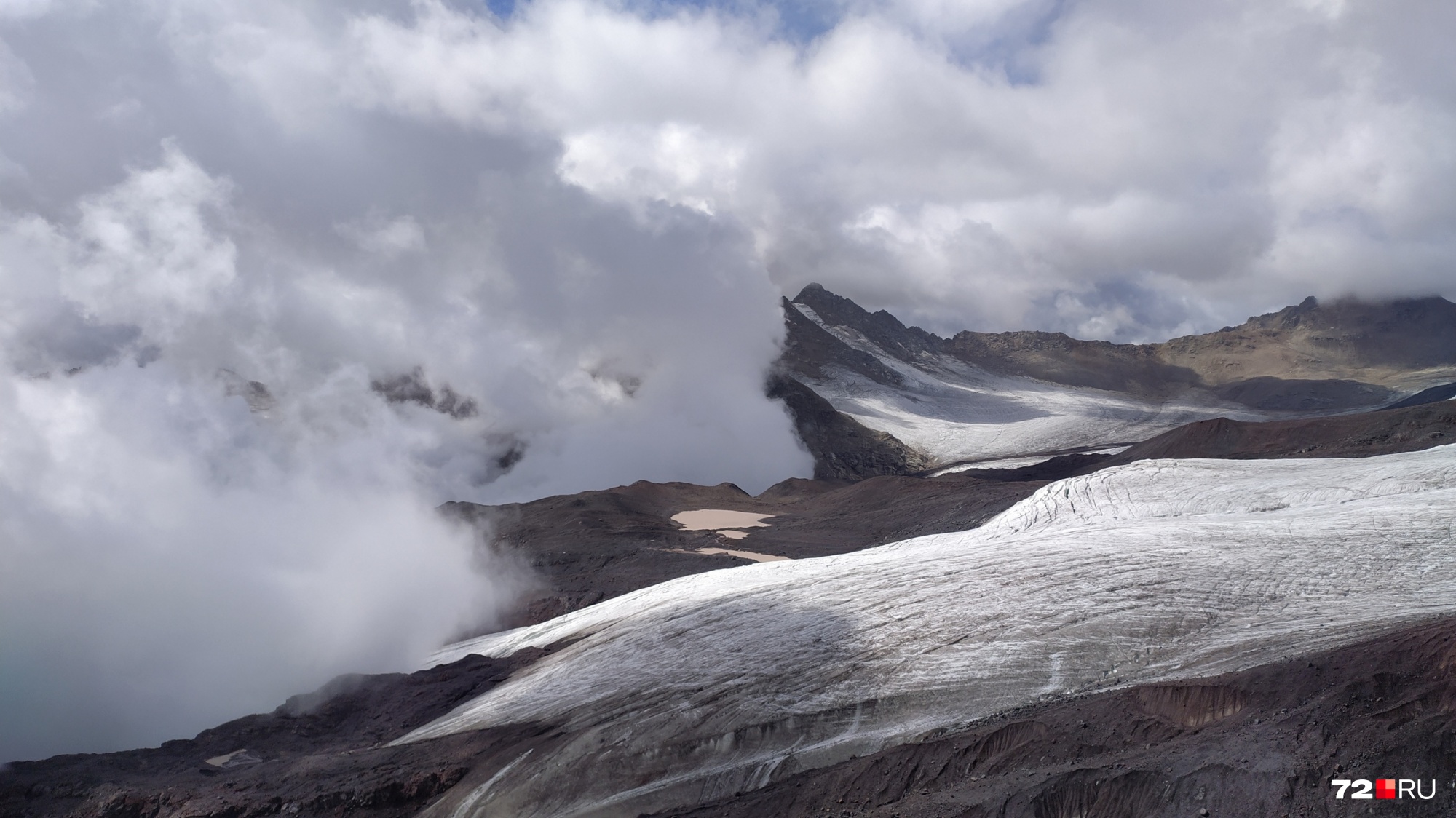 Вид со станции «Мир» на Эльбрусе, высота 3500 метров над уровнем моря