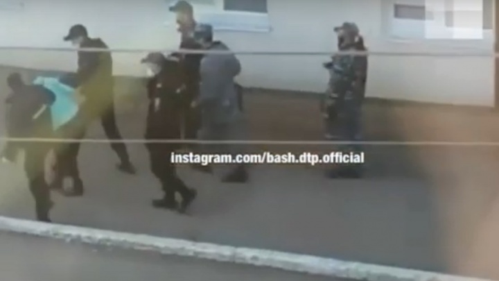 Шестеро на одного: в Башкирии полицейские задержали женщину, нарушившую режим самоизоляции