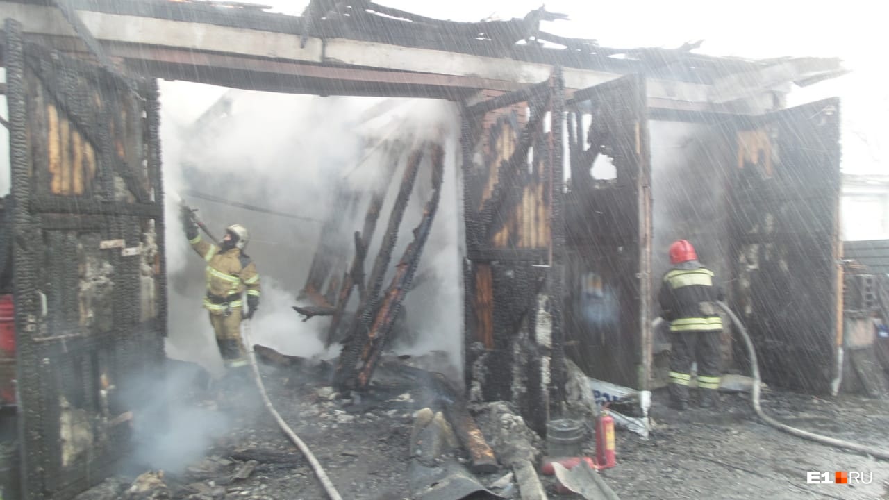 В Екатеринбурге пожарные предотвратили взрыв в горящем автосервисе