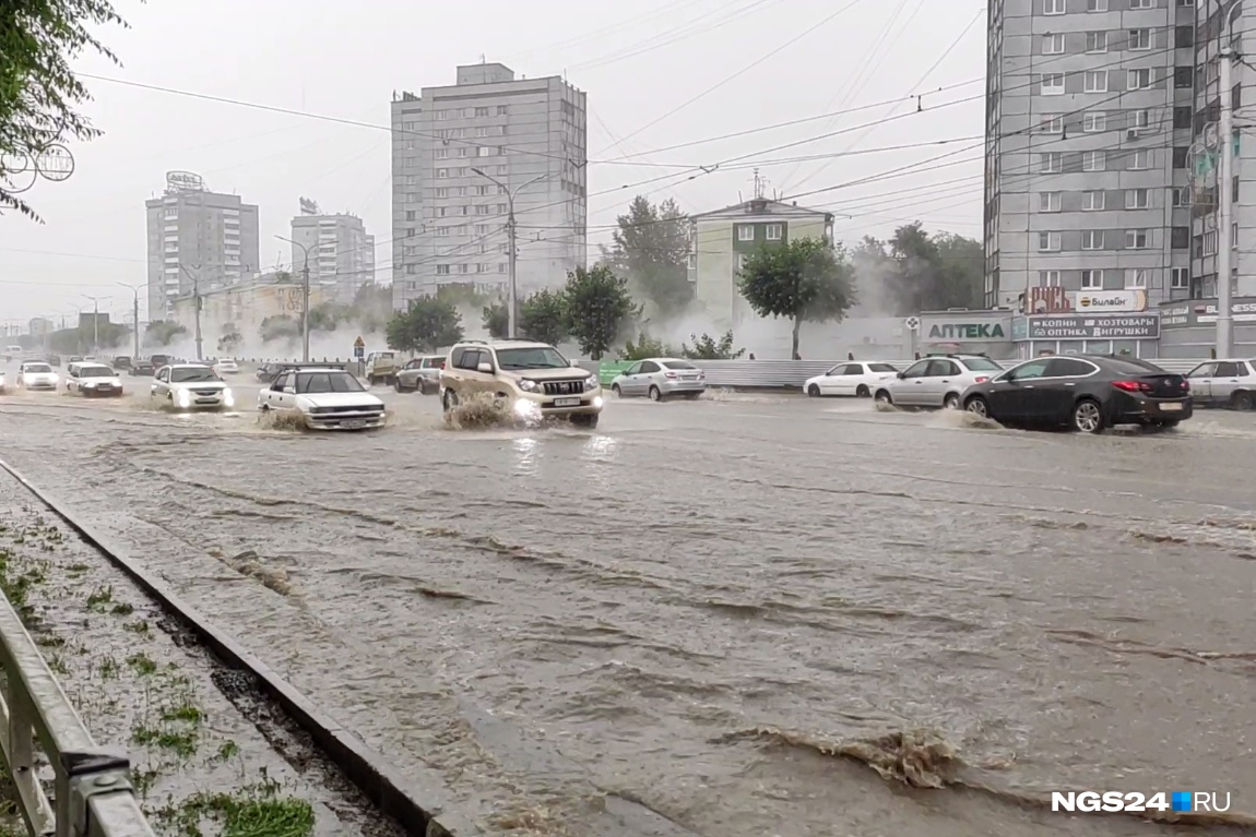 Красноярск дождь. Красноярск ливневые дожди. Ливень в Красноярске сейчас. Потоп в Красноярске. Ливень Красноярск 2017.