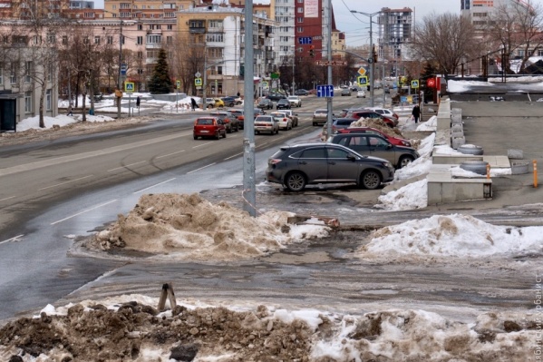 Даже молодому и здоровому человеку преодолеть препятствия в виде сугробов, отсутствия тротуаров, парковки и лестниц стоит больших усилий Даже молодому и здоровому человеку преодолеть препятствия в виде сугробов, отсутствия тротуаров, парковки и лестниц стоит больших усилий