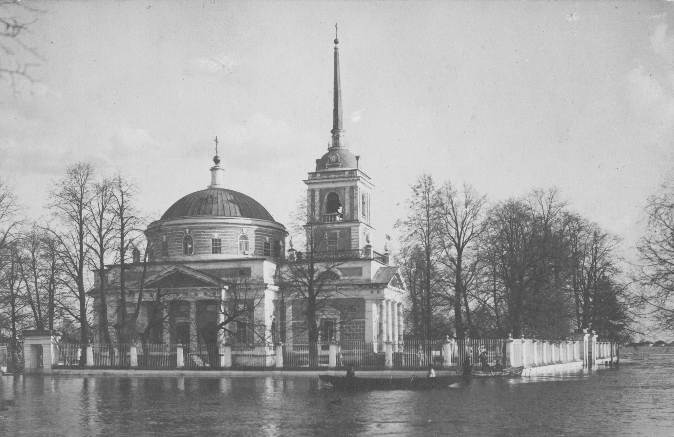 А это Никольская церковь во время половодья в 1914-м