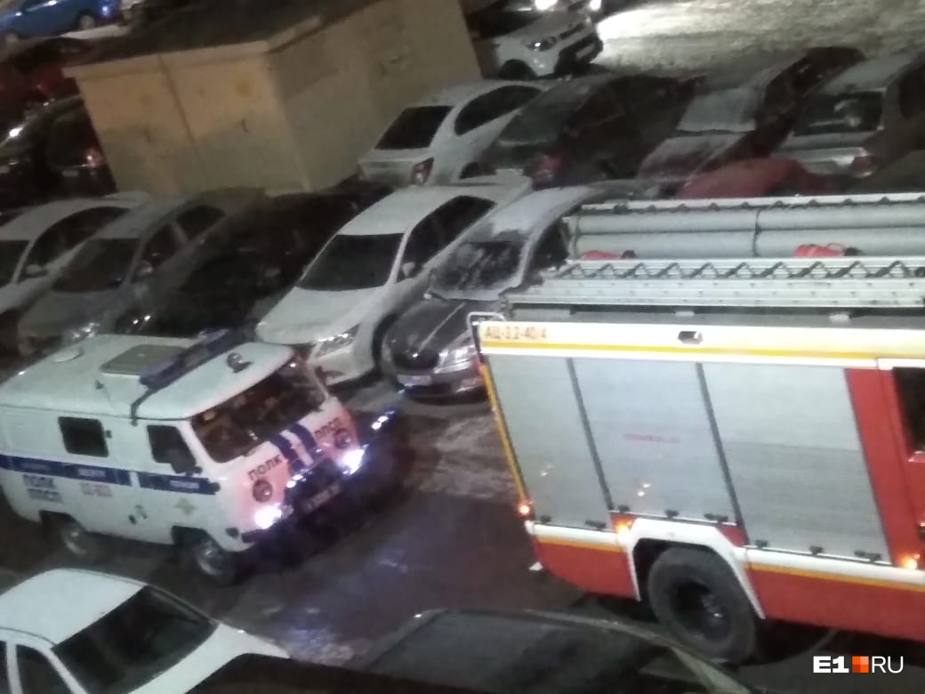 «Машины МЧС не могли подъехать из-за припаркованных авто»: на Уктусе пожарные эвакуировали 25-этажку
