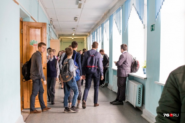 В Москве и Подмосковье школьников переводят на свободное посещение. В Ярославской области такое решение пока не принято В Москве и Подмосковье школьников переводят на свободное посещение. В Ярославской области такое решение пока не принято