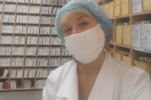Медсестра Нина Необутова относится к самой уязвимой категории, так называемой 65+, но она продолжала ходить на работу и заболела Медсестра Нина Необутова относится к самой уязвимой категории, так называемой 65+, но она продолжала ходить на работу и заболела