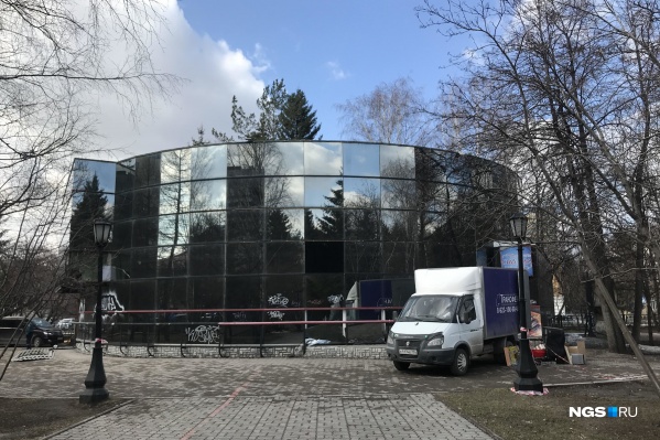 16 апреля в Первомайском сквере начали сносить двухэтажное кафе 16 апреля в Первомайском сквере начали сносить двухэтажное кафе