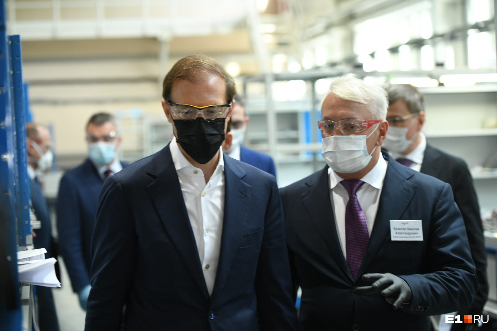 Министр Мантуров приехал на уральский завод по производству ИВЛ и наградил лучших сотрудников