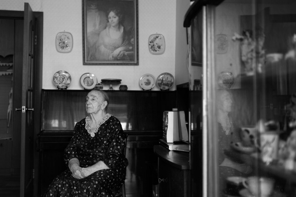 Несмотря на ужасы детства, каждый из героев фотовыставки продолжал жить и строить полноценную и счастливую жизнь Несмотря на ужасы детства, каждый из героев фотовыставки продолжал жить и строить полноценную и счастливую жизнь