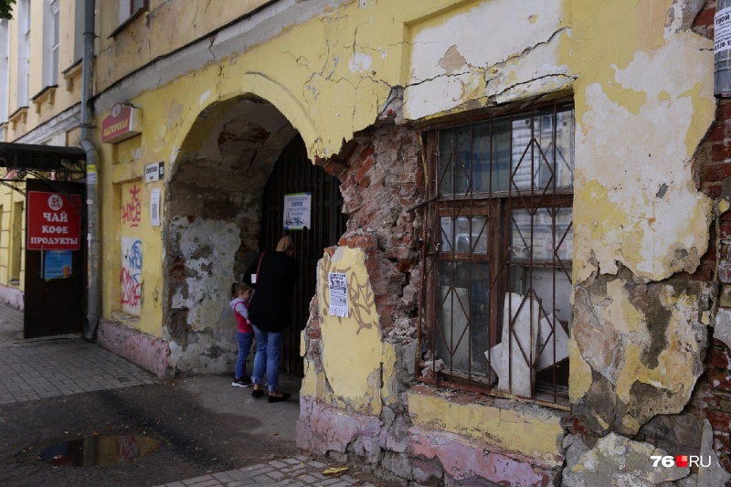 «Иначе обрушится»: градозащитники предложили идею, как спасти старинный дом в центре Ярославля