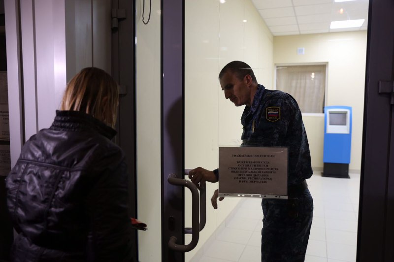 Адвокатов начали пускать после 8 часов вечера Адвокатов начали пускать после 8 часов вечера