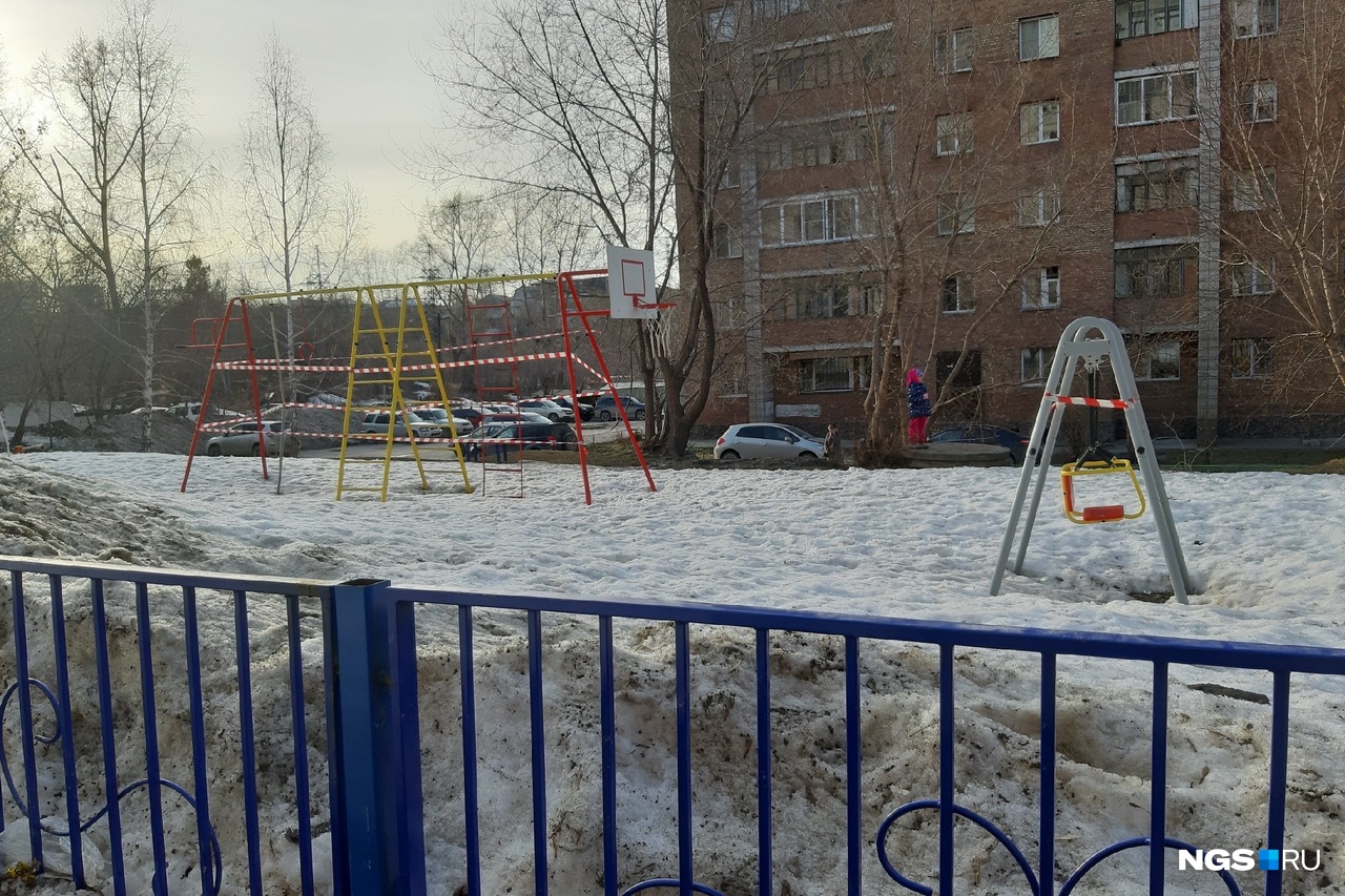 Во дворе по улице Есенина, 10 детские площадки огородили сигнальными лентами Во дворе по улице Есенина, 10 детские площадки огородили сигнальными лентами