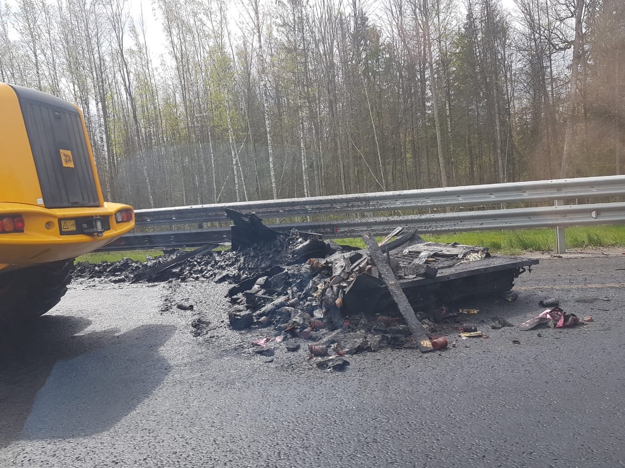 Две фуры столкнулись и перекрыли М-11. Одна сгорела полностью | 22.05.2020  | Санкт-Петербург - БезФормата