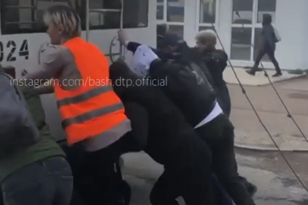Женщина-водитель тоже толкала троллейбус Женщина-водитель тоже толкала троллейбус 