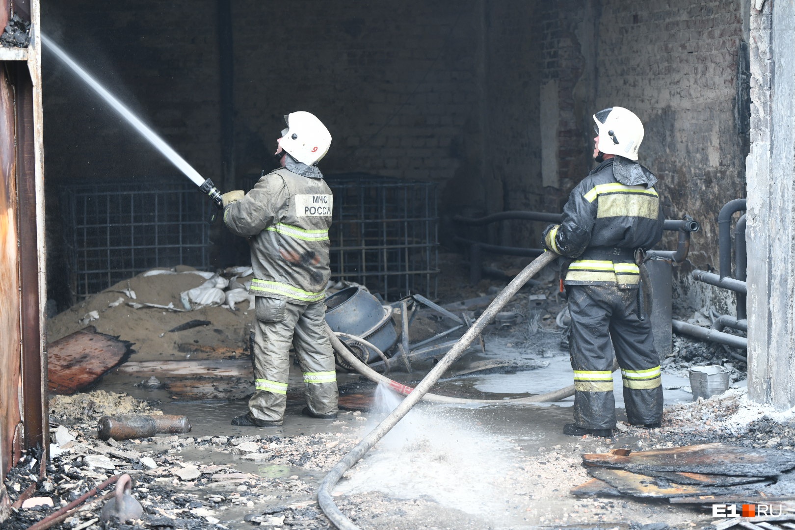 Пожар в производственном здании в Кольцово потушили: онлайн