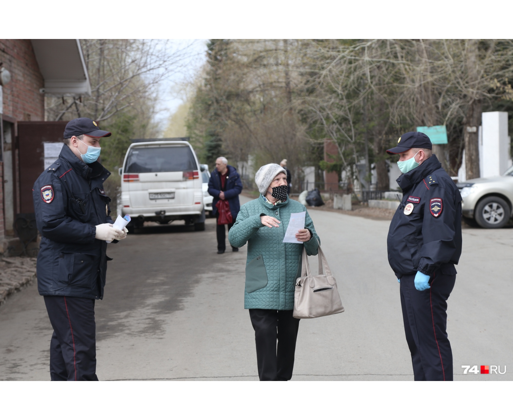 Полиция раздает некоторым памятки, при этом входить не запрещает Полиция раздает некоторым памятки, при этом входить не запрещает