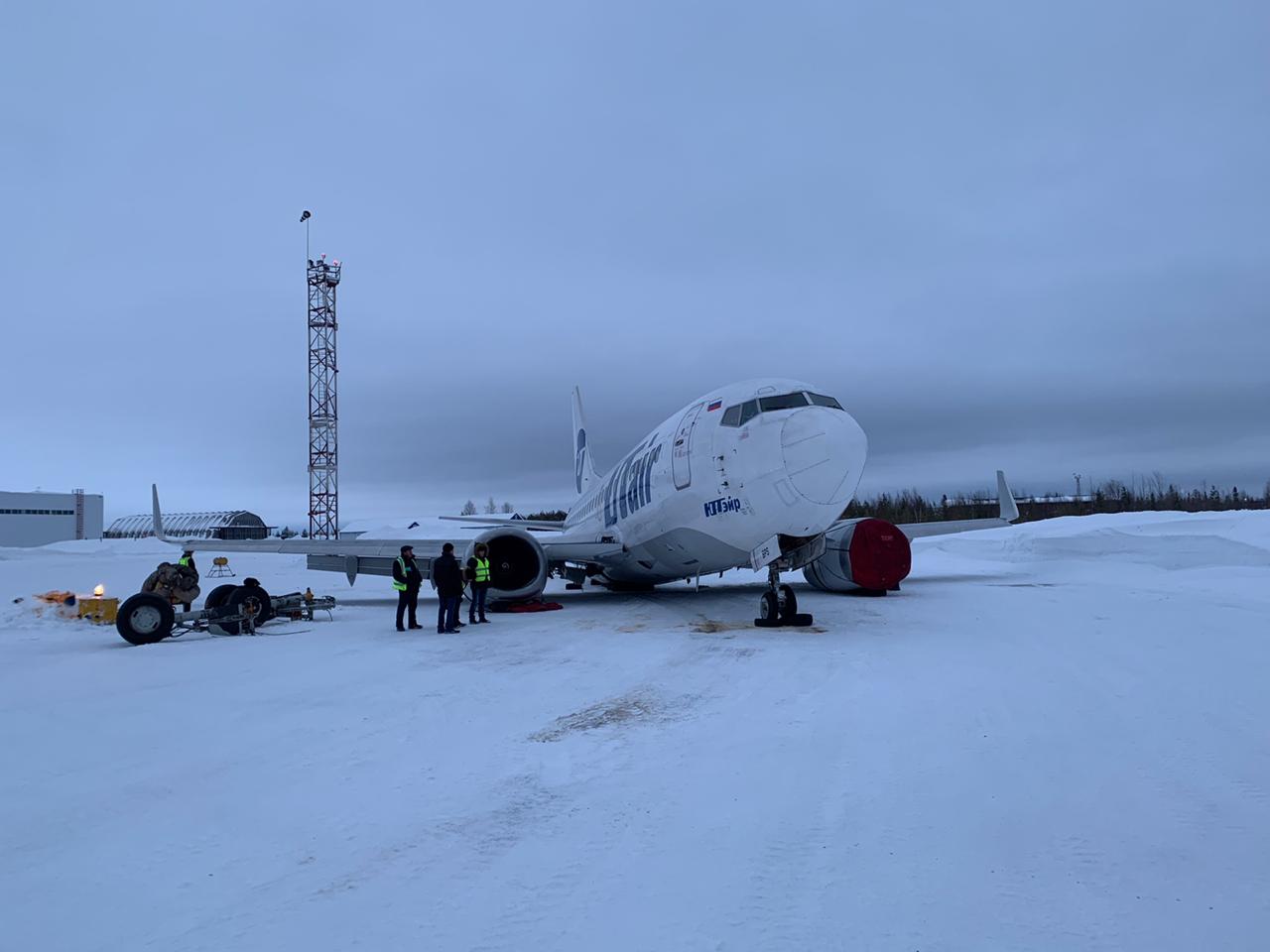 После жёсткой посадки в Усинске эвакуированные шли в аэропорт в минус 25. Девочку с обморожением вылечат в Петербурге