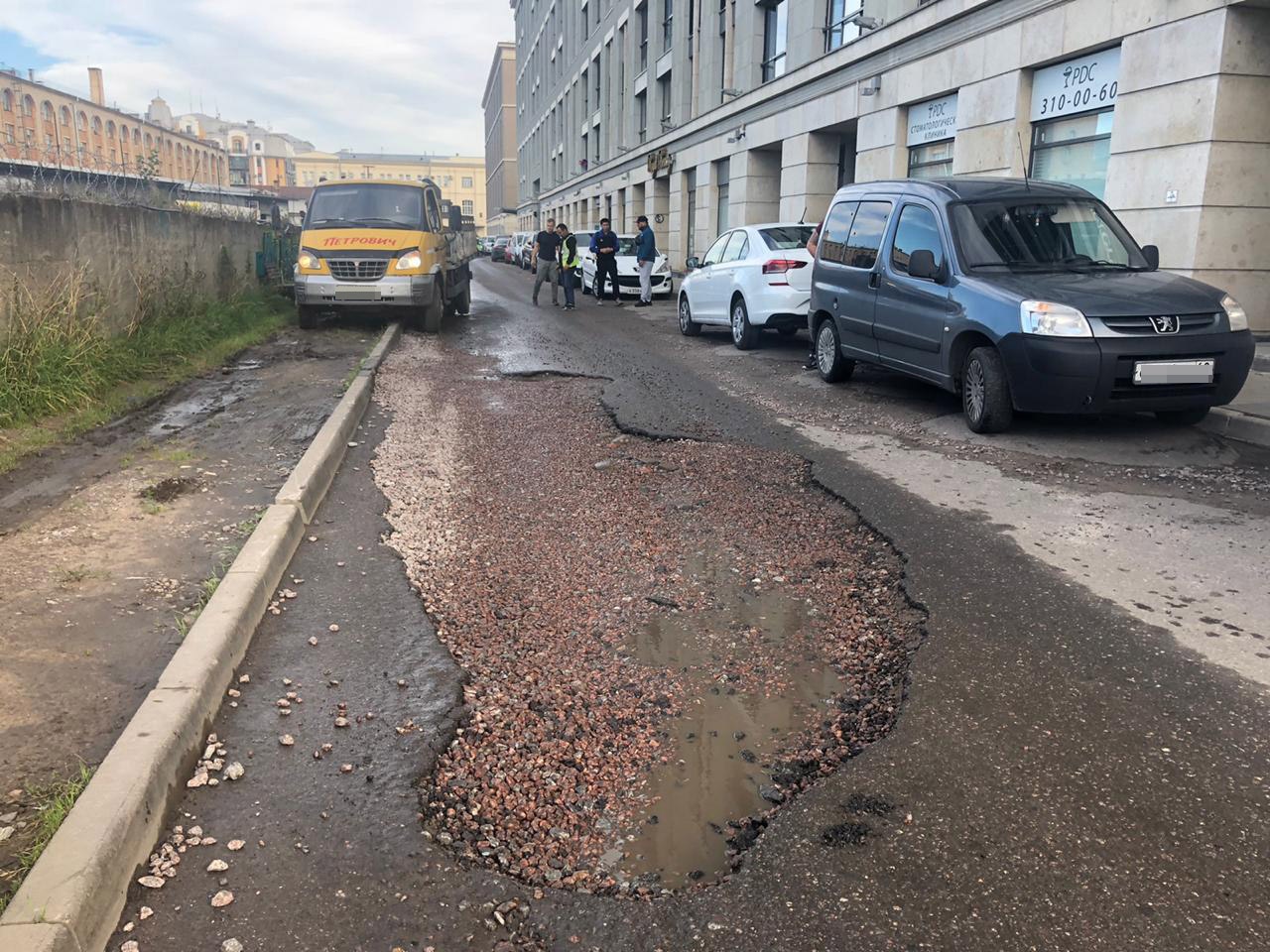 Не знаем, откуда здесь эта дорога”. Ямы заставили Смольный и РЖД снова  делить участок за Московским вокзалом | 04.09.2020 | Санкт-Петербург -  БезФормата