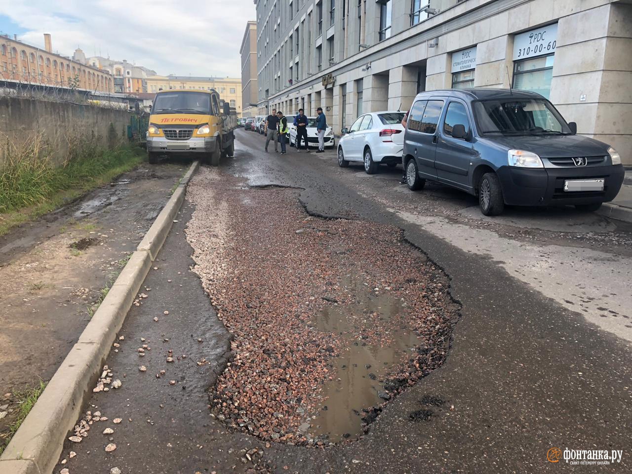 Не знаем, откуда здесь эта дорога”. Ямы заставили Смольный и РЖД снова  делить участок за Московским вокзалом | 04.09.2020 | Санкт-Петербург -  БезФормата