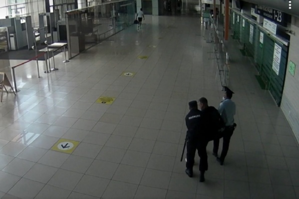 Мужчину увели под белы рученьки: отпуск в Сочи не состоялся Мужчину увели под белы рученьки: отпуск в Сочи не состоялся