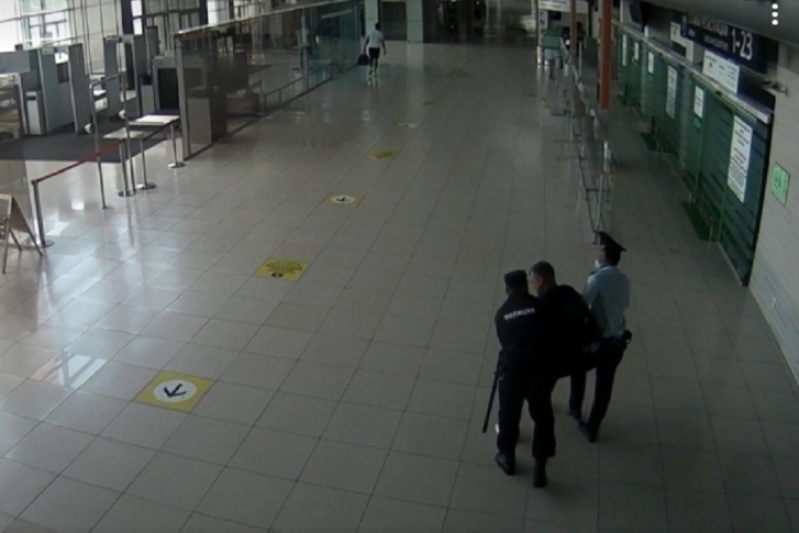 Мужчину увели под белы рученьки: отпуск в Сочи не состоялся Мужчину увели под белы рученьки: отпуск в Сочи не состоялся