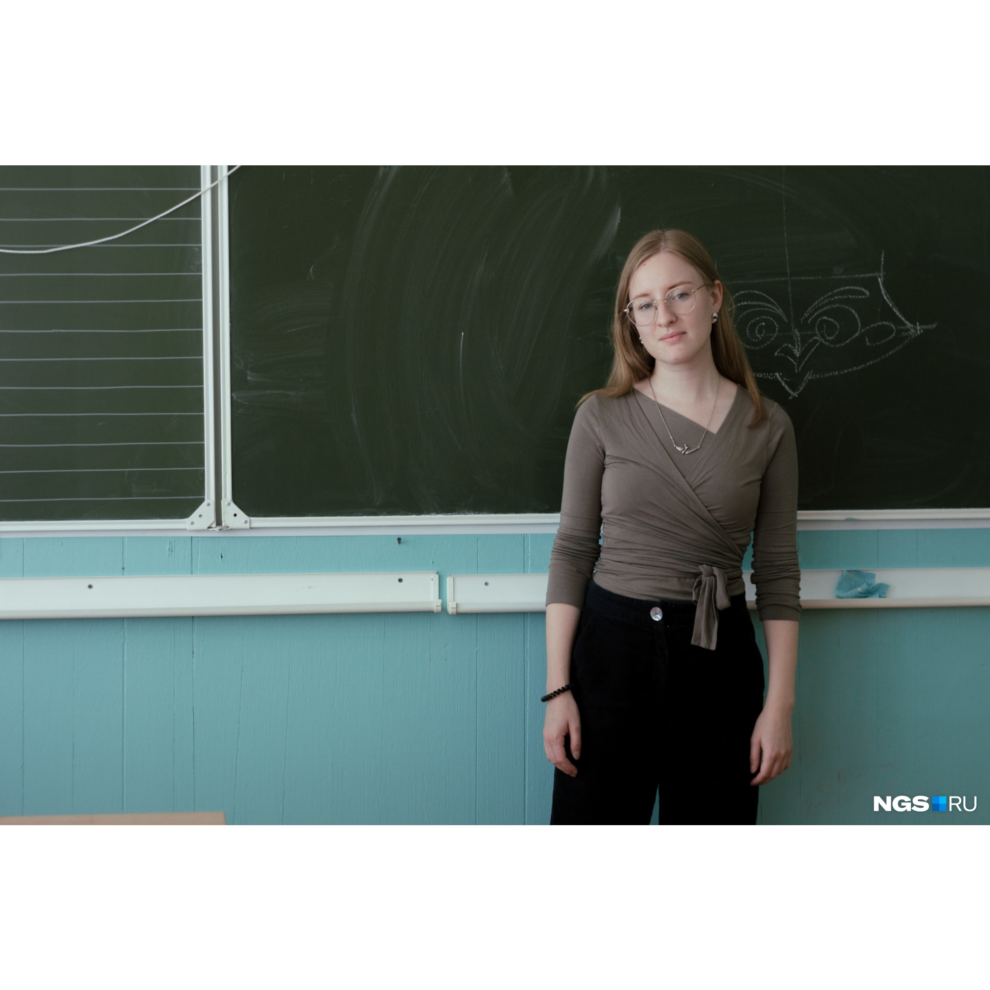 Кабинет пока приходится делить с учителем музыки, но москвичка всё равно уже почти обжилась на новом месте Кабинет пока приходится делить с учителем музыки, но москвичка всё равно уже почти обжилась на новом месте