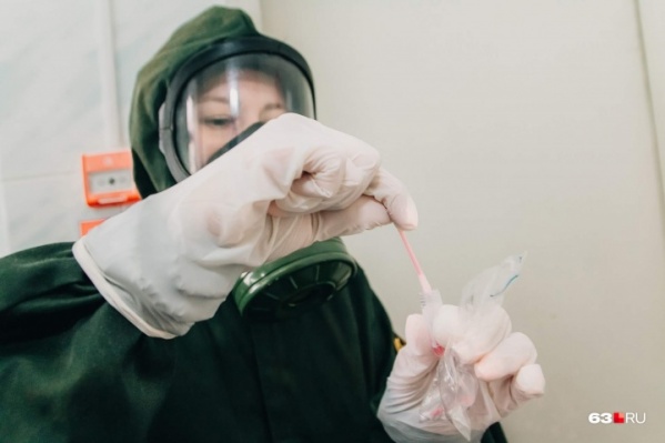 Для диагностики коронавируса у пациента берут мазки из горла и из носа Для диагностики коронавируса у пациента берут мазки из горла и из носа