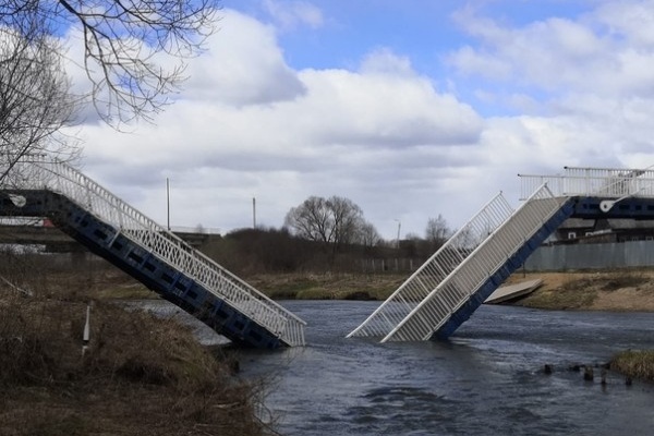 Тогда власти говорили, что мост не выдержал порывов ветра