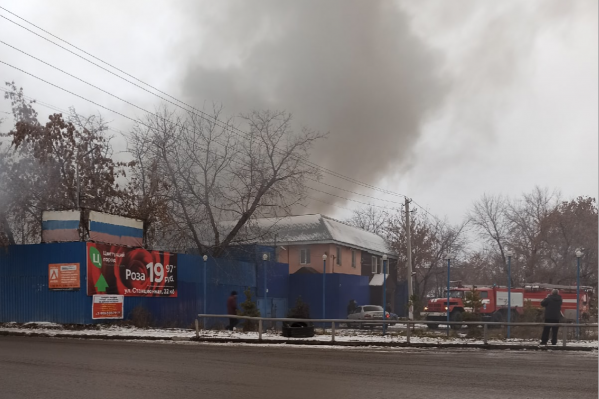 Пожар тушат больше часа Пожар тушат больше часа