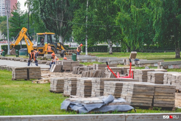 Сейчас в центральном квартале работают строители Сейчас в центральном квартале работают строители 