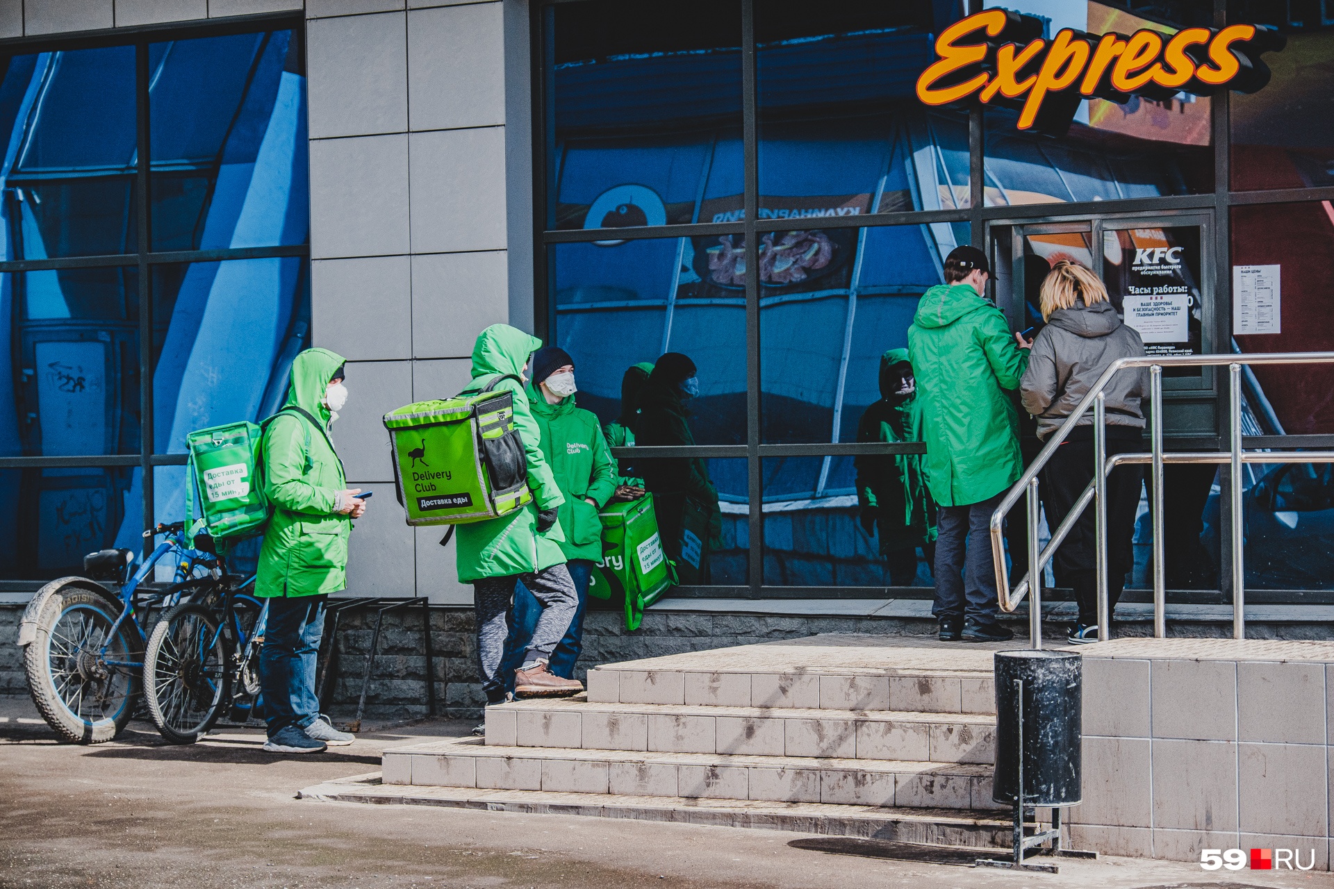 Около 30% пермяков продолжают работать, например, эти курьеры Около 30% пермяков продолжают работать, например, эти курьеры