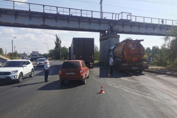 Аварии под железнодорожным мостом через ВДСК происходят с незавидной регулярностью Аварии под железнодорожным мостом через ВДСК происходят с незавидной регулярностью