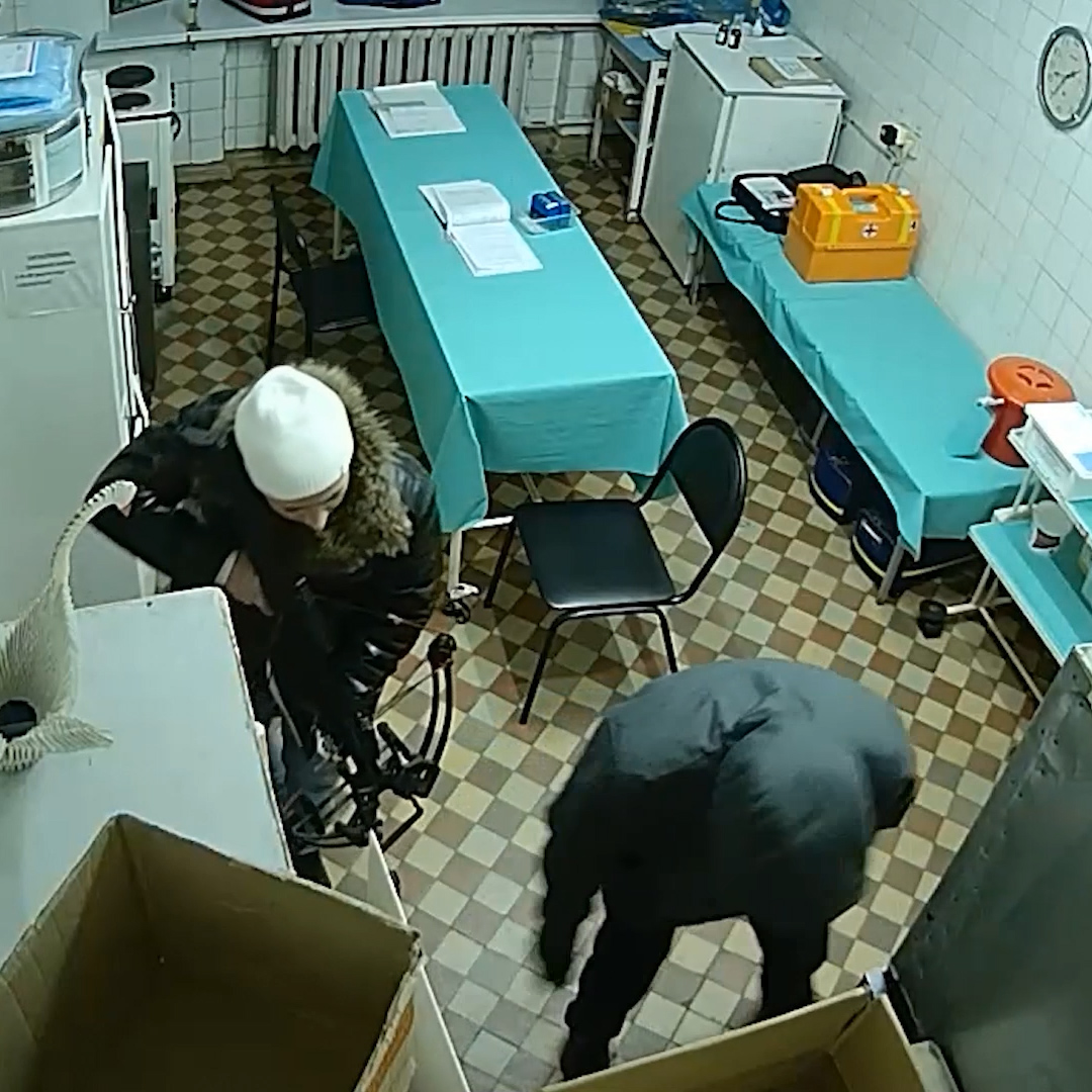Обнародовано видео нападения с арбалетом на станцию скорую помощи в Челябинской области